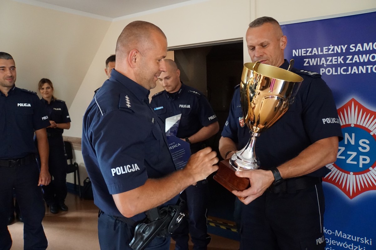 insp. Arkadiusz Sylwestrzak wręcza nagrodę policjantowi