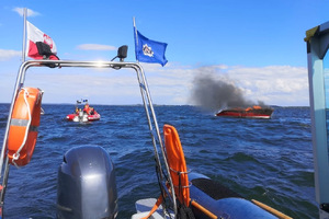 Płonąca łódź na jeziorze