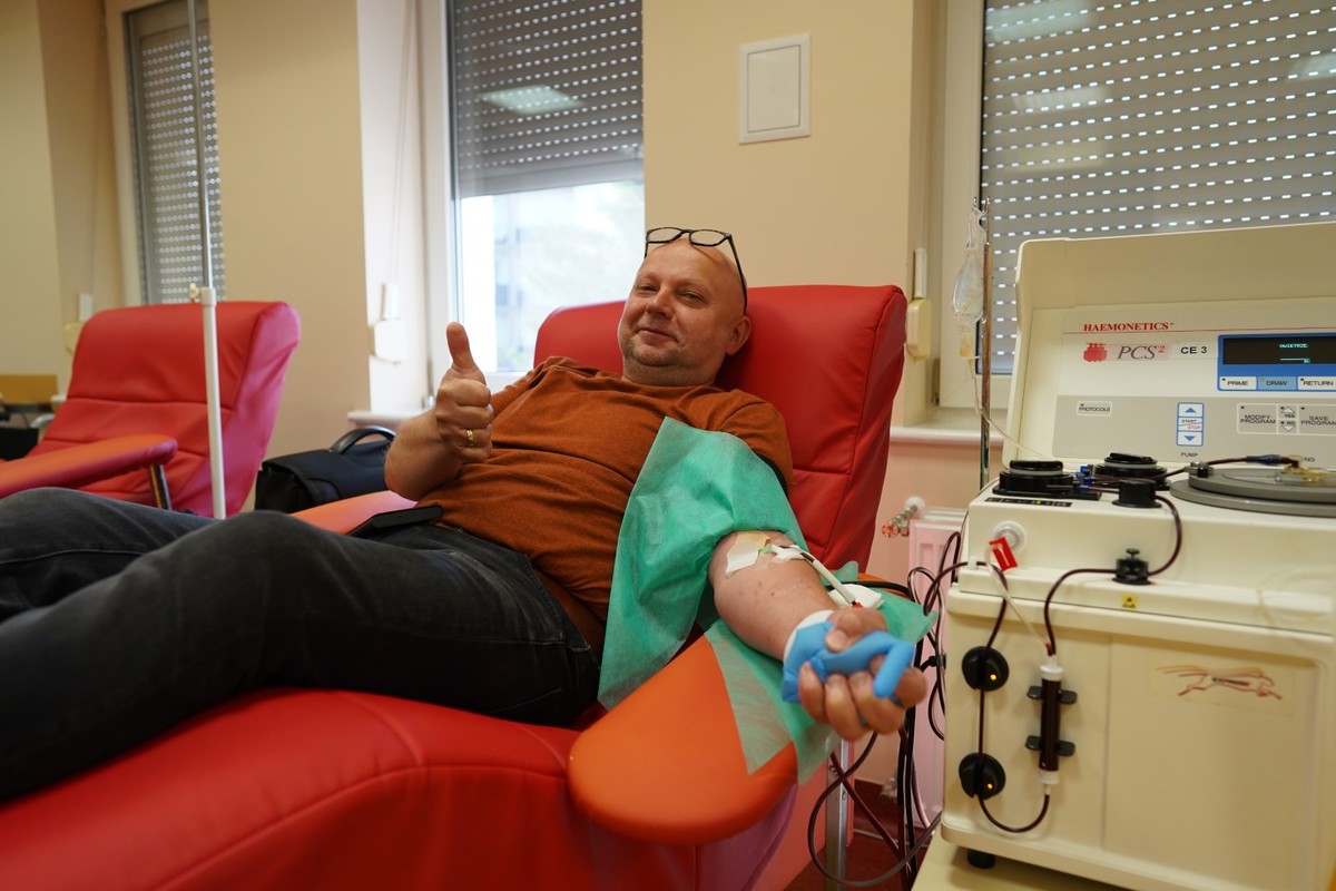 Policjanci podczas oddawania krwi