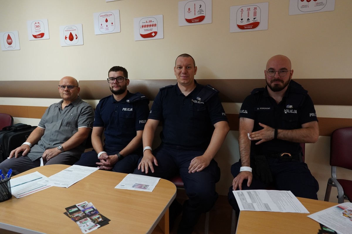 Policjanci podczas oddawania krwi