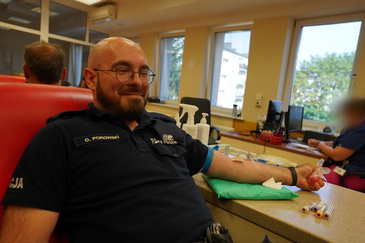 Policjanci podczas oddawania krwi