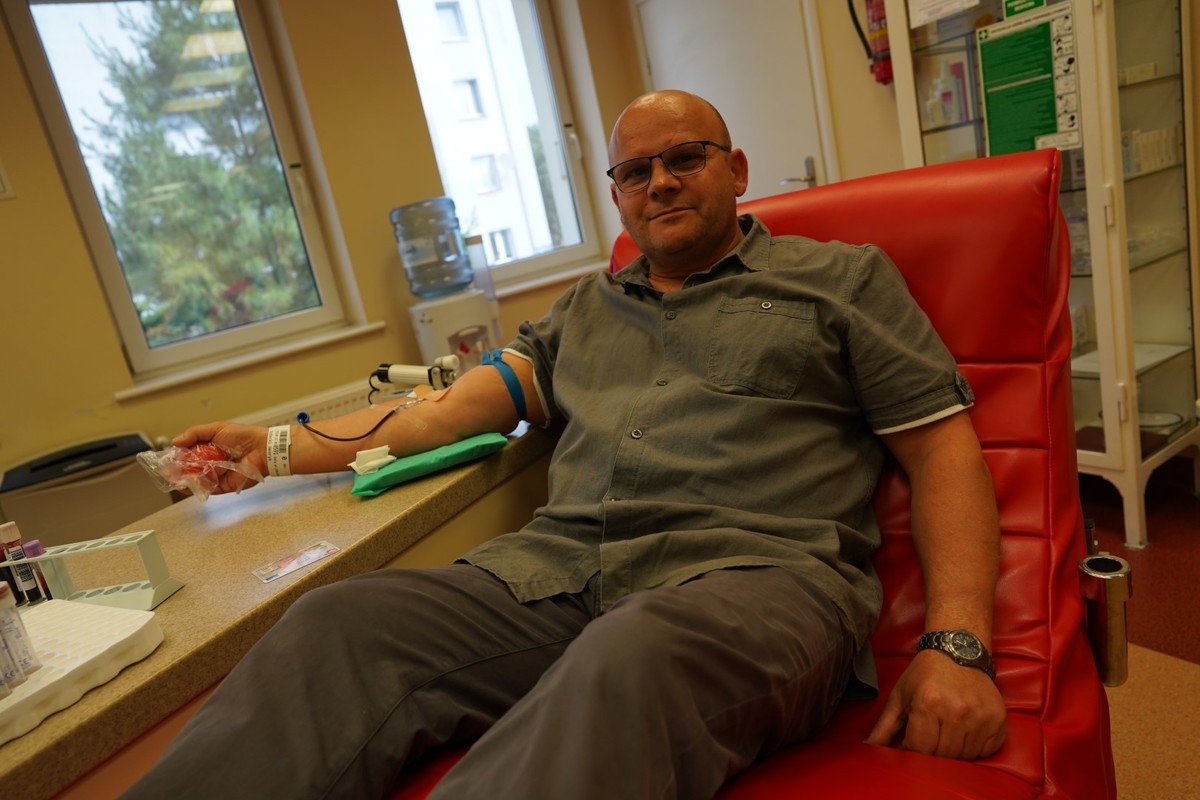 Policjanci podczas oddawania krwi