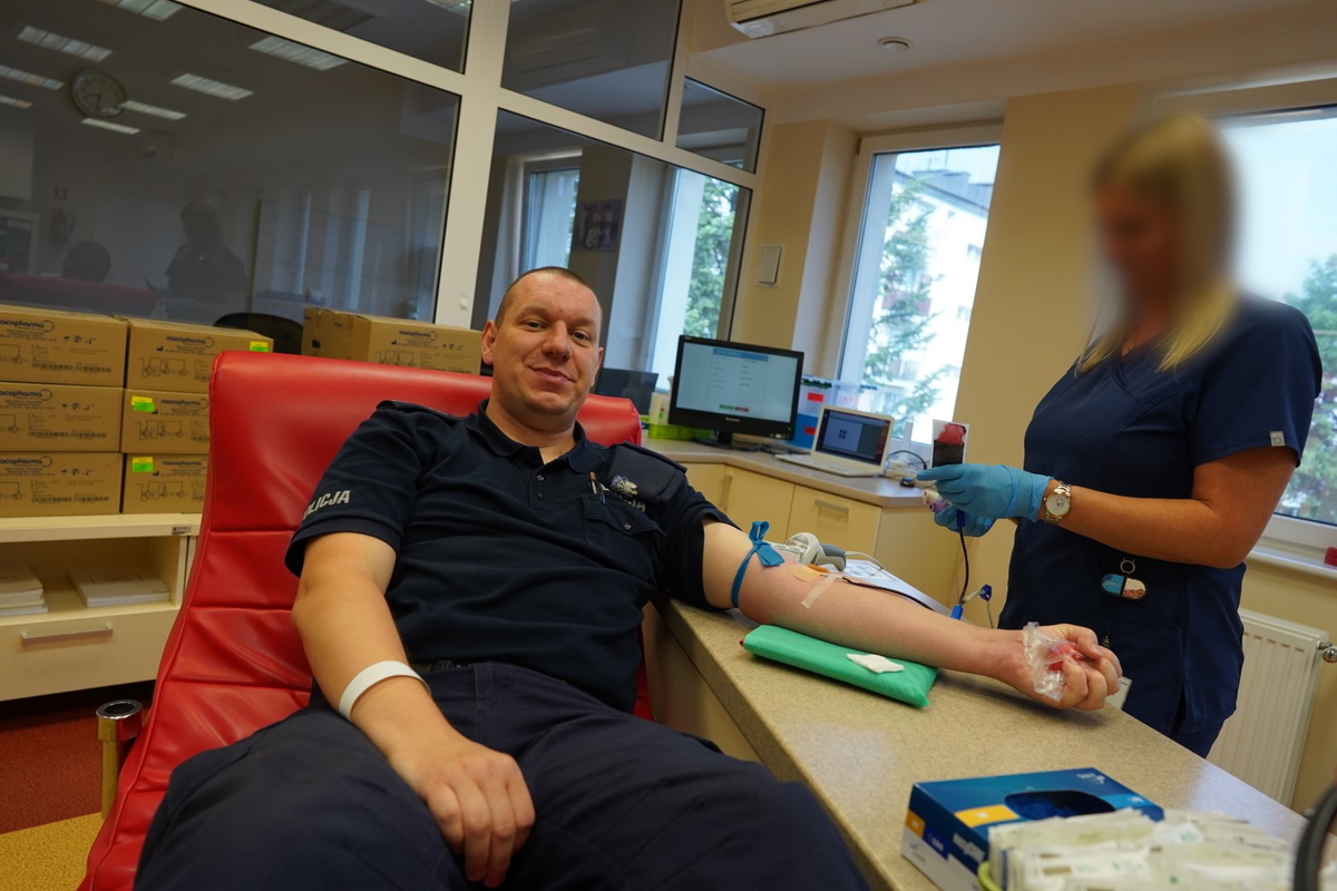 Policjanci podczas oddawania krwi