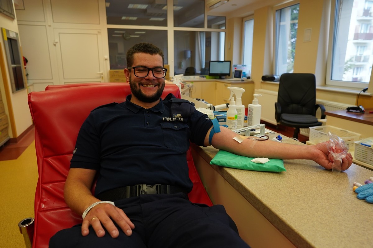 Policjanci podczas oddawania krwi