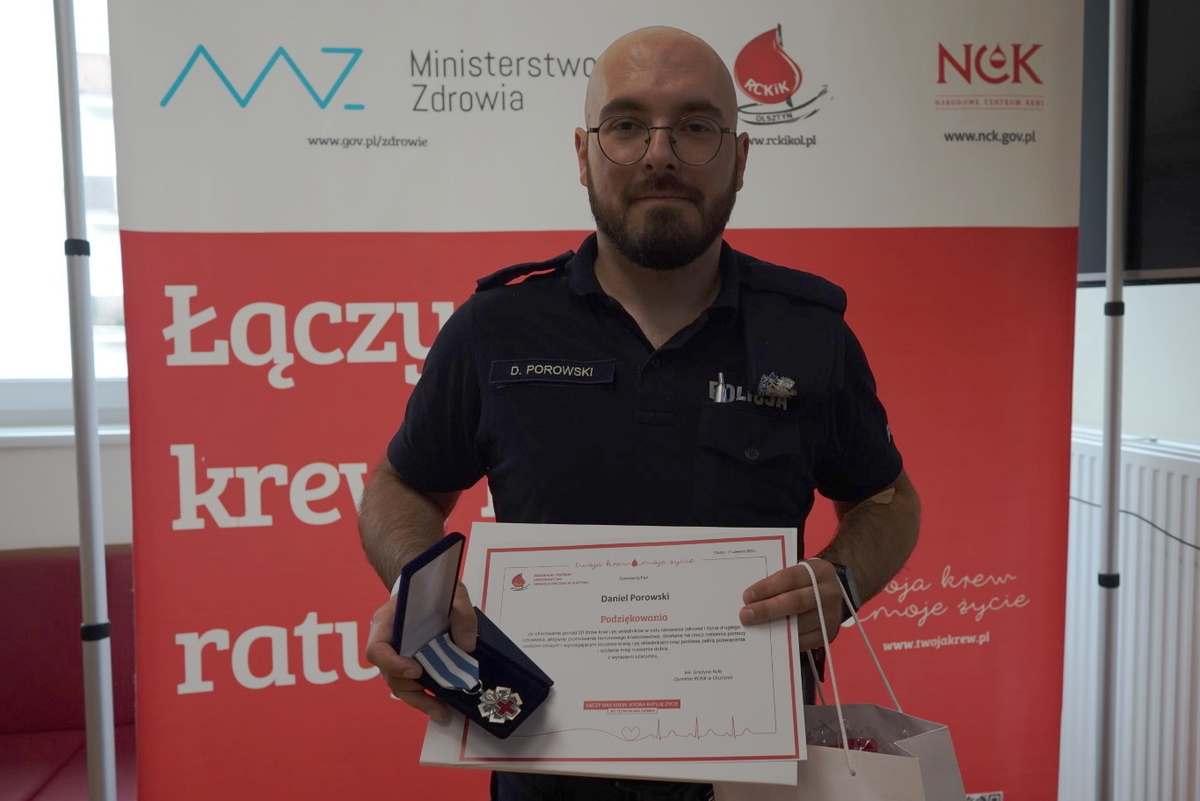 Policjanci podczas oddawania krwi