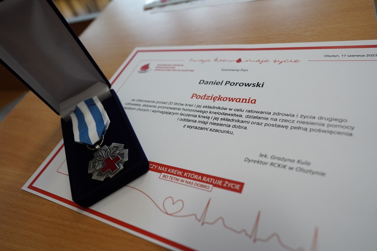 Policjanci podczas oddawania krwi