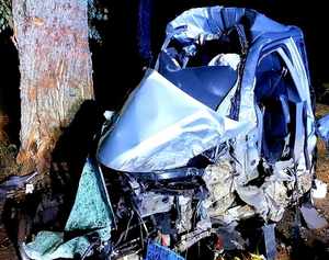 miejsce zdarzenia drogowego i zniszczone auto