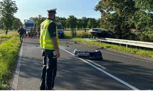 na zdjęciu przewrócony pojazd i służby