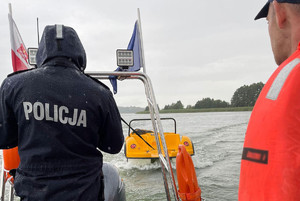 Policjant i osoba na łódce