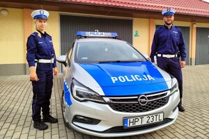 st. post. Barbara Augustynowicz i sierż. Piotr Lisiewski  przy radiowozie