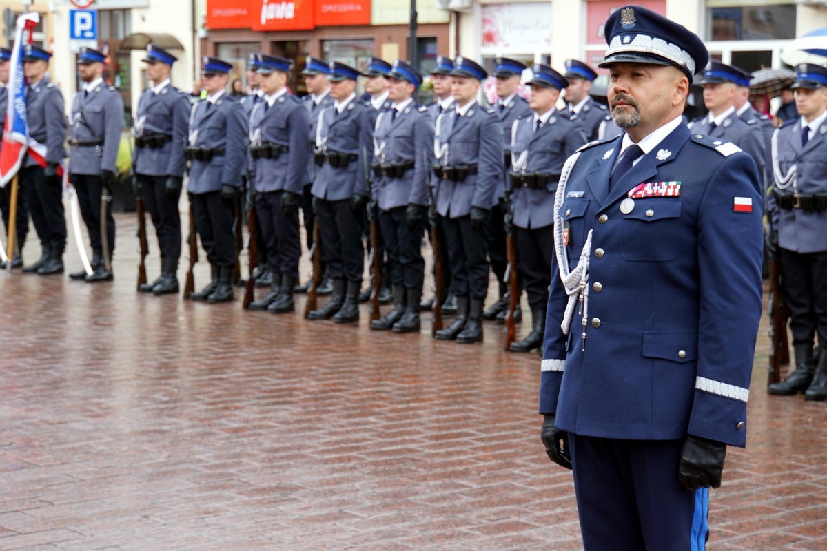 nadinsp. Tomasz Klimek przed szeregiem policjantów