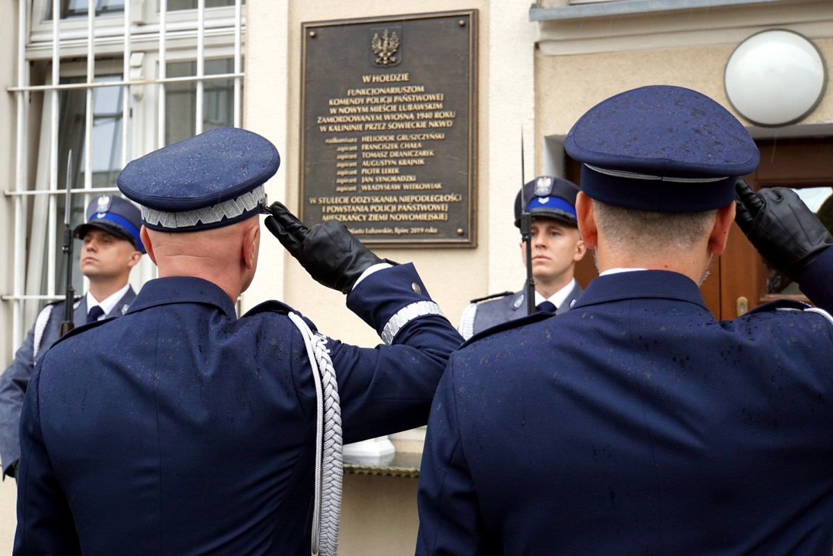 gen. insp. Jarosław Szymczyk i nadinsp. Tomasz Klimek przed tablicą pamiątkową