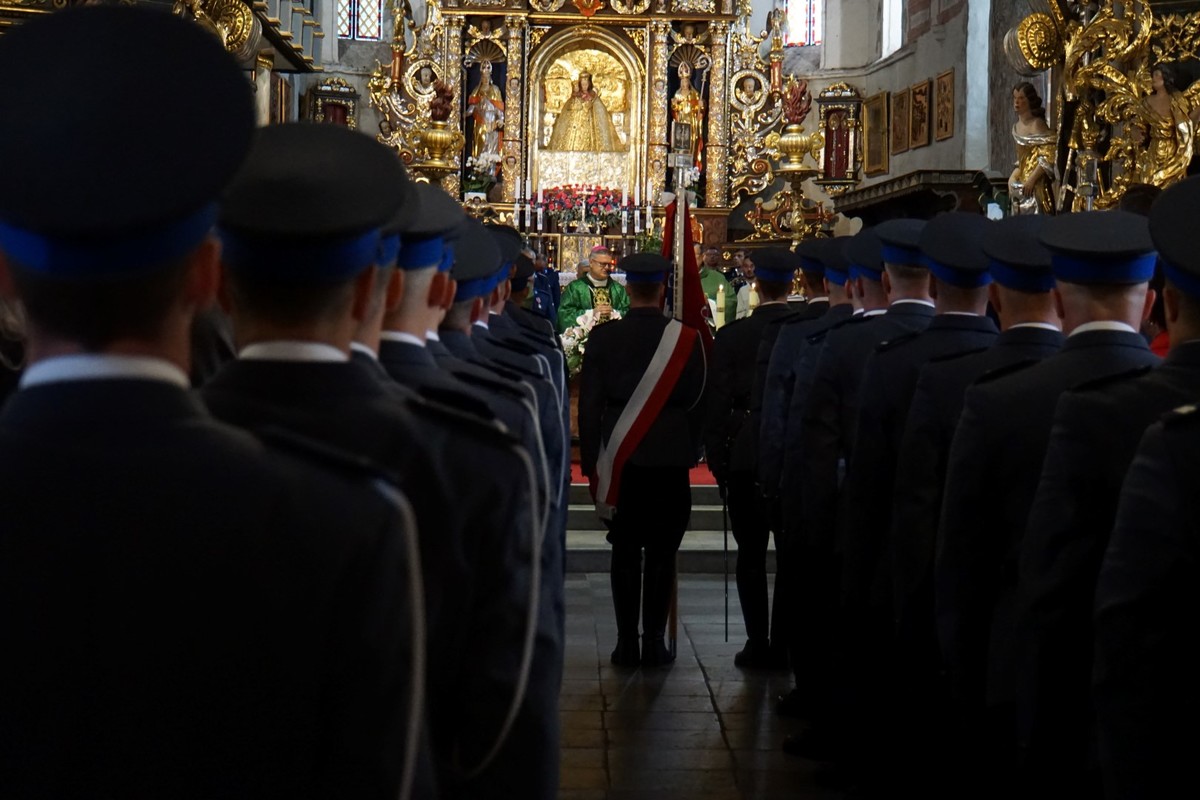 Uczestnicy uroczystości w kościele