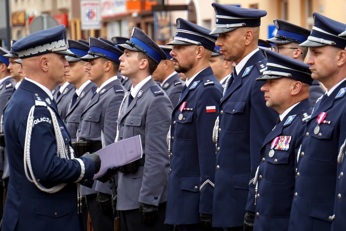 Wręczenie przez generała awansu policjantowi stojącemu w szeregu