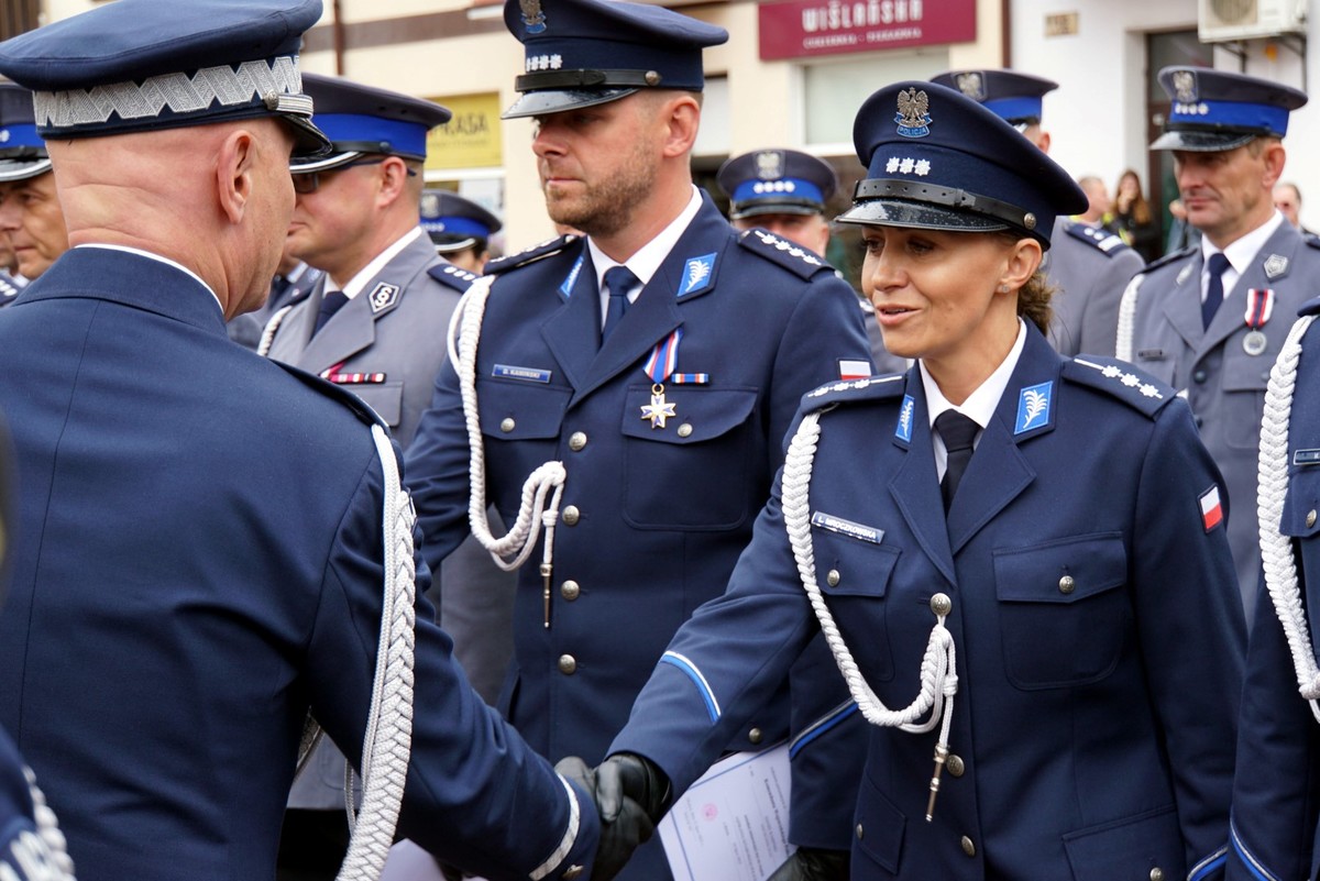 Wręczenie przez generała awansu policjantowi stojącemu w szeregu