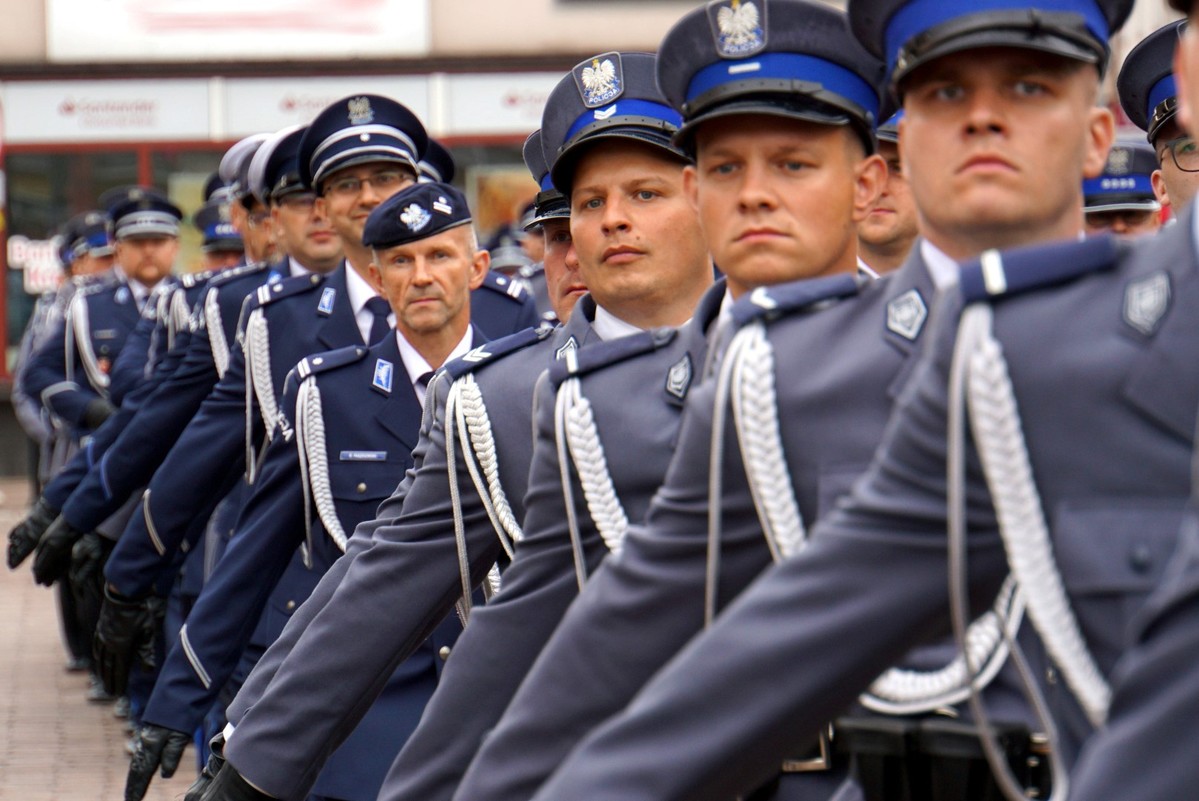 Defilada pododziałów. Maszerujący policjanci