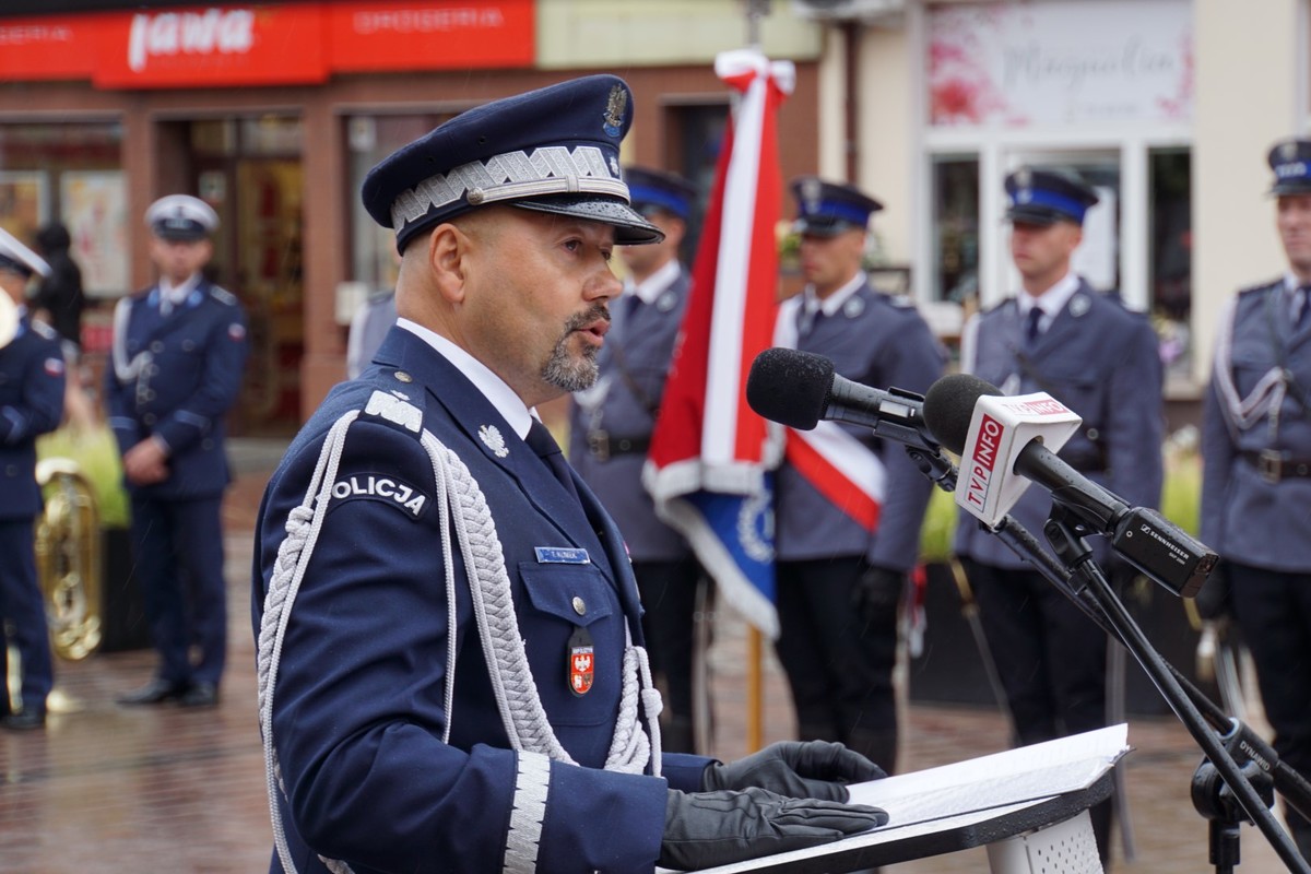 nadinsp. Tomasz Klimek mówiący do mikrofonu