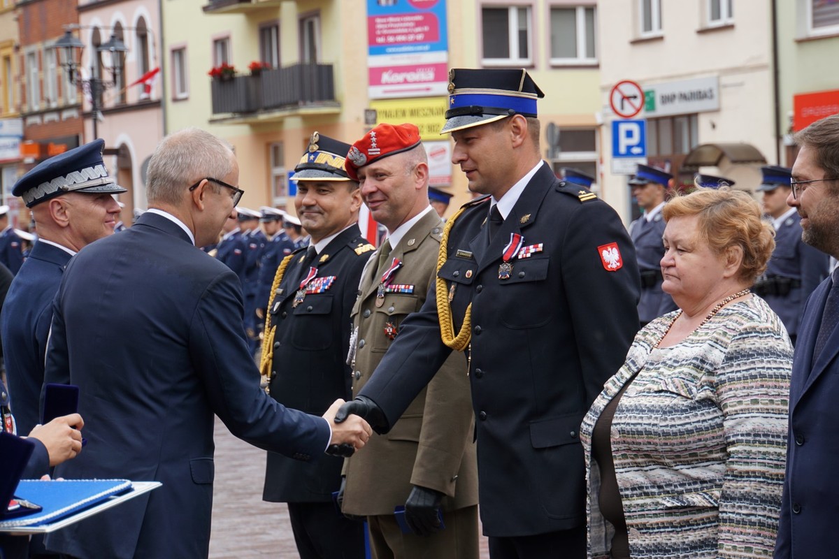 Wręczenie wyróżnień osobom stojącym w szeregu