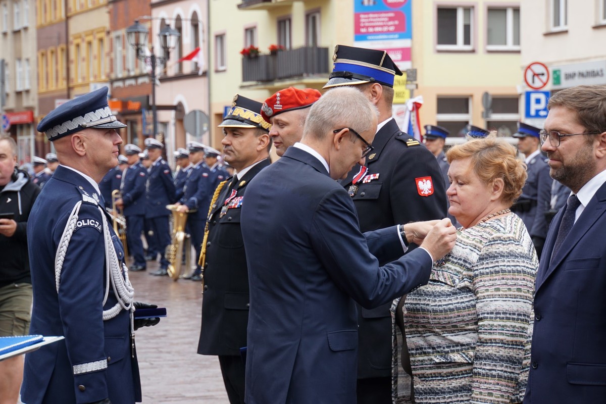 Wyróżnione osoby stojące w szeregu