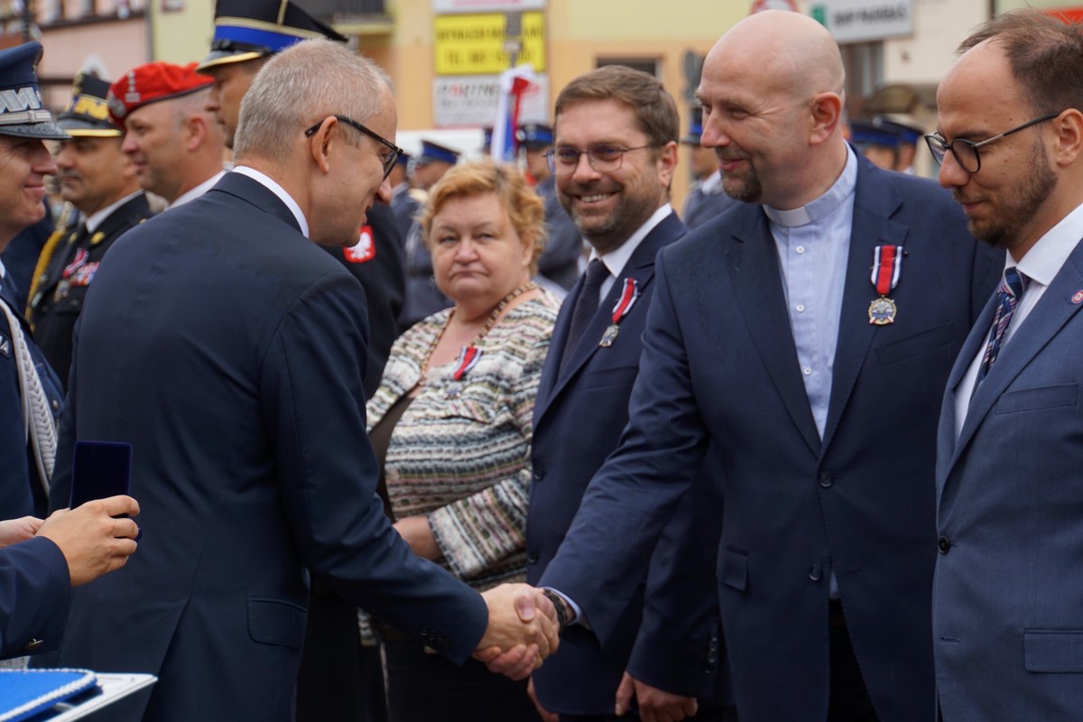 Wyróżnione osoby stojące w szeregu