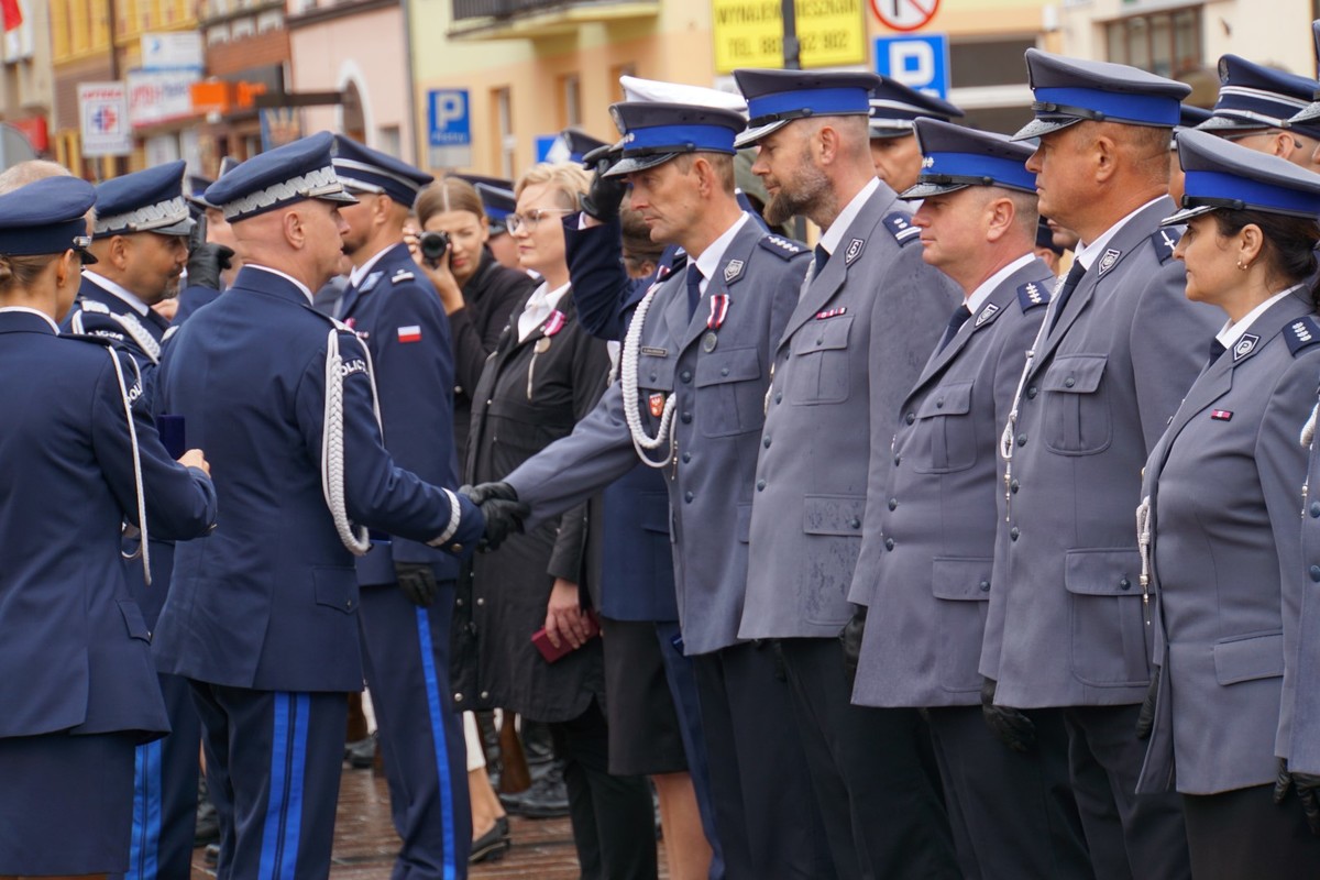 Policjanci stojący w szeregu otrzymują awanse od generała