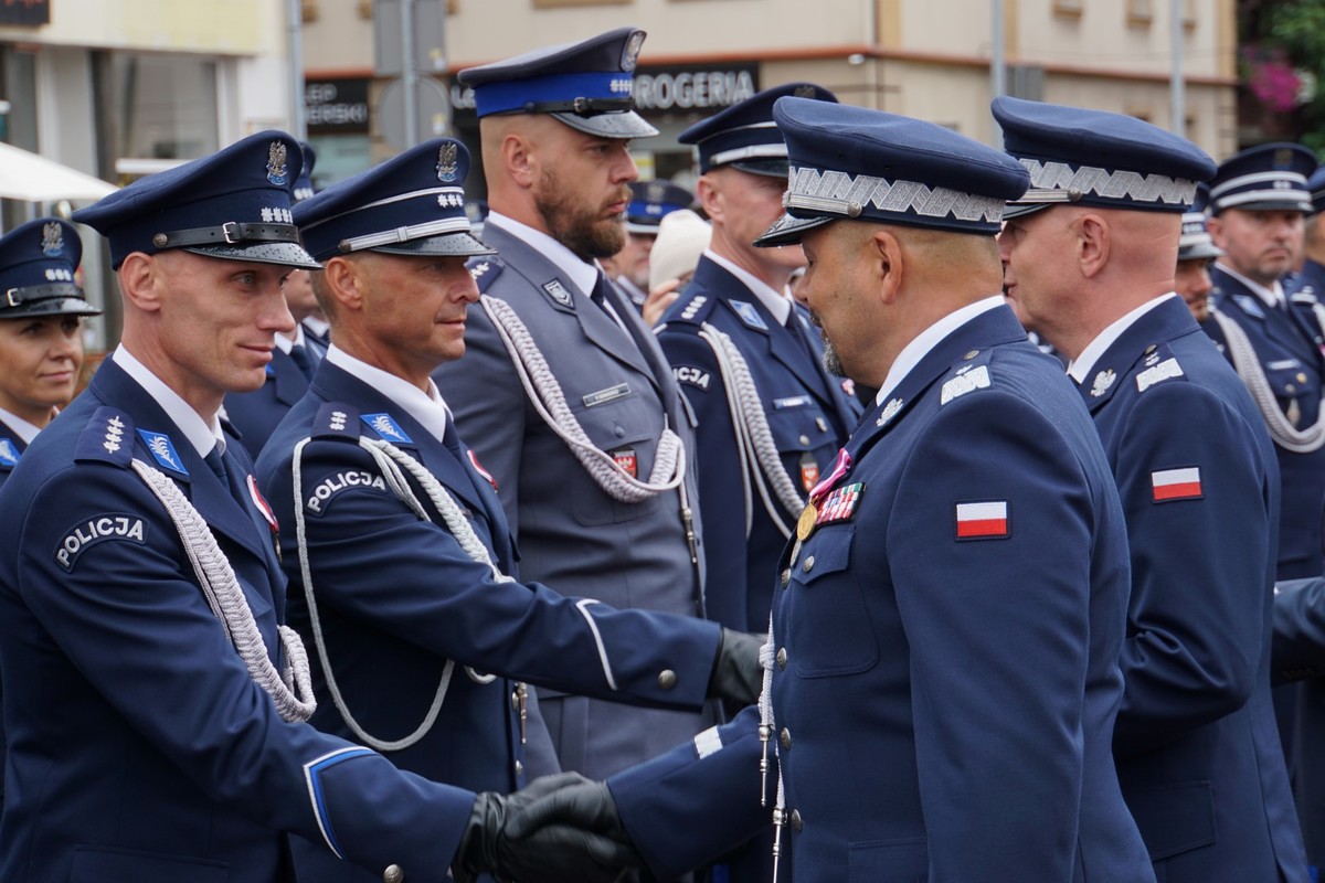 Policjanci stojący w szeregu otrzymują awanse od generała