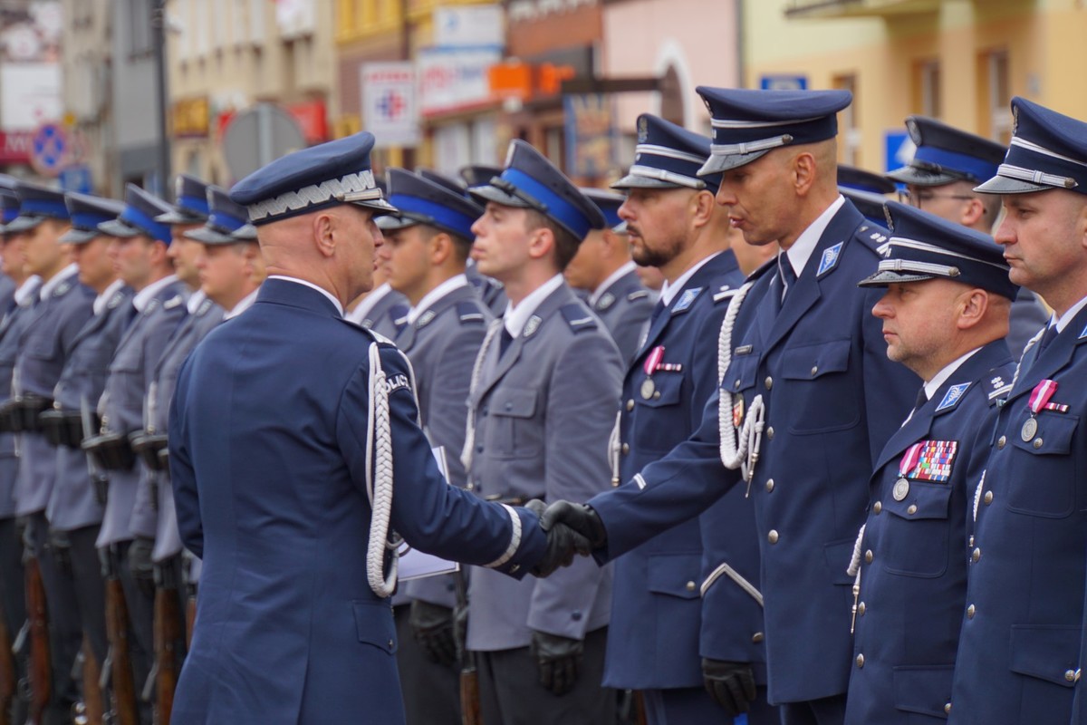 Policjanci otrzymują awanse od generała