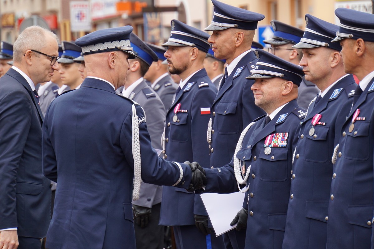 Policjanci otrzymują awanse od generała