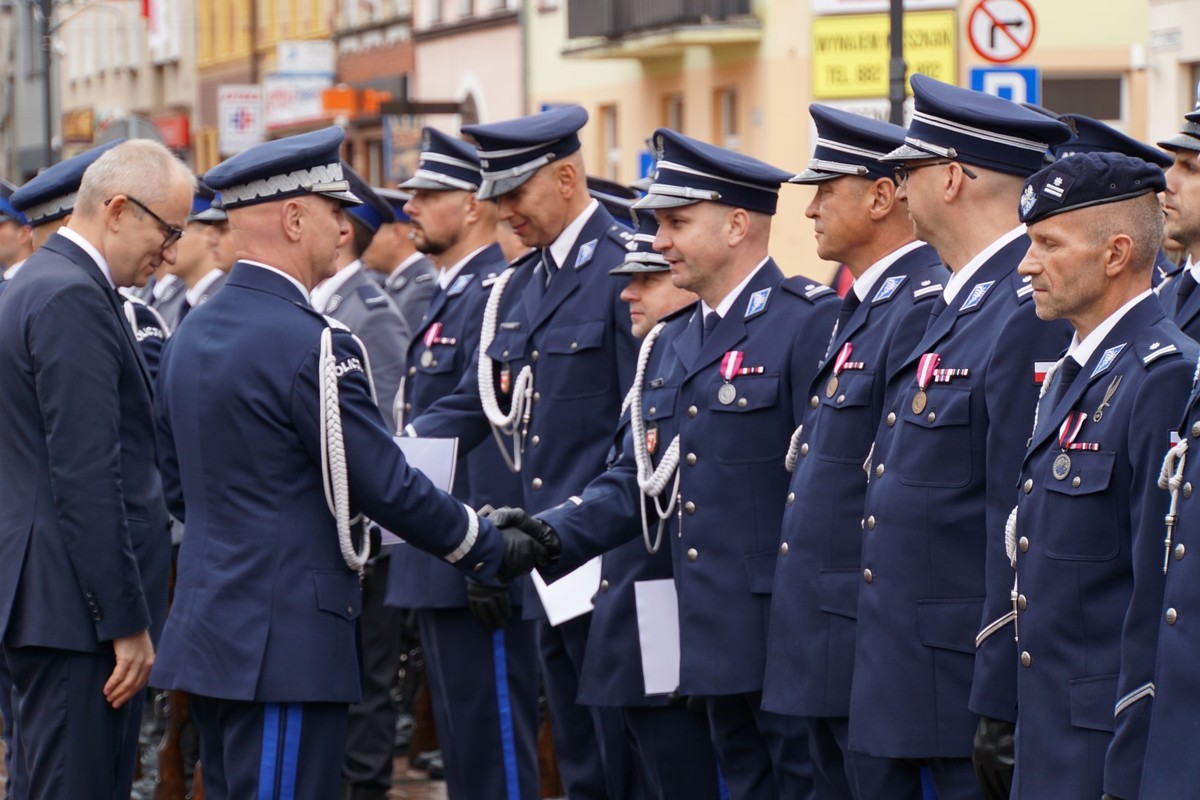 Policjanci otrzymują awanse od generała