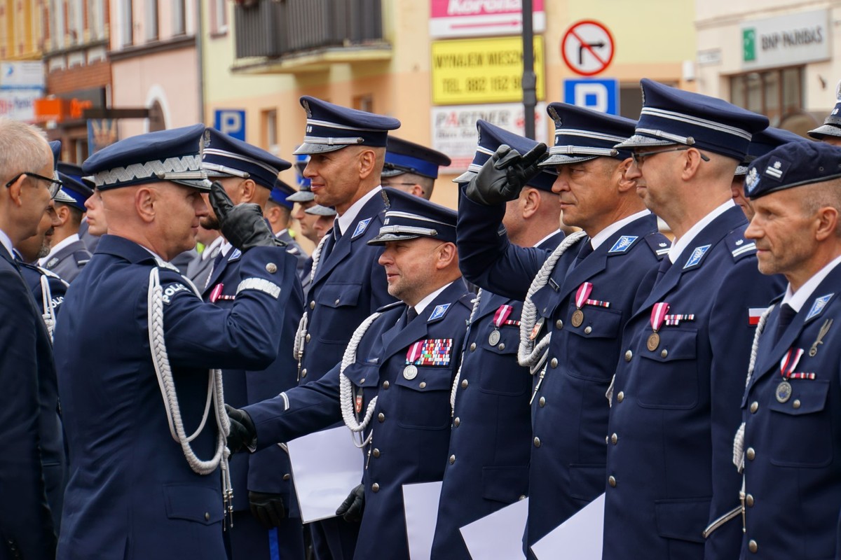 Policjanci otrzymują awanse od generała