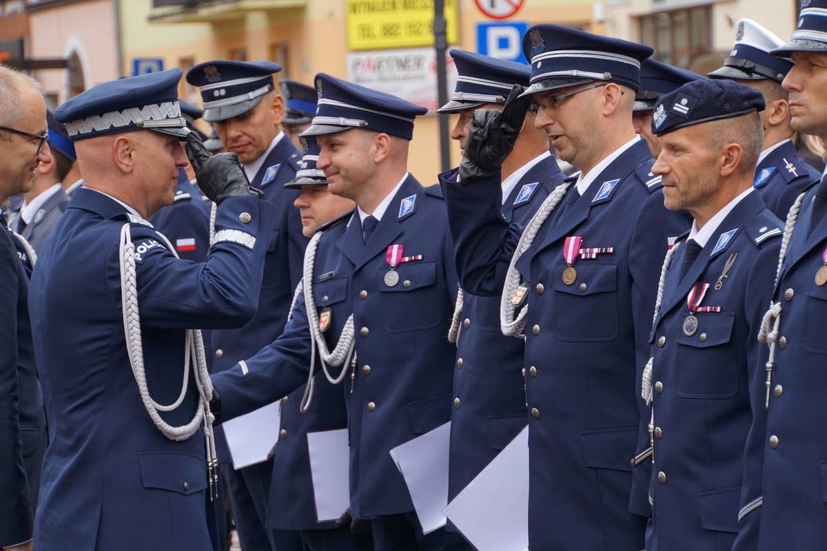 Policjanci otrzymują awanse od generała