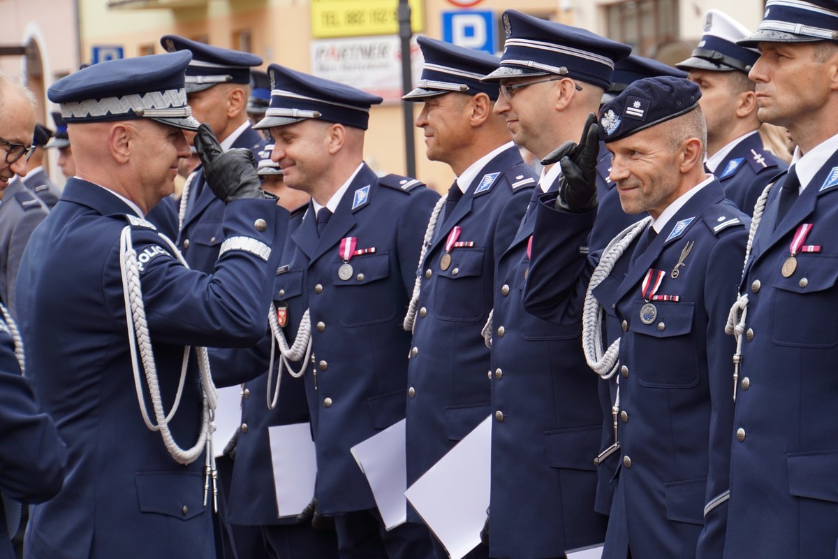 Policjanci otrzymują awanse od generała