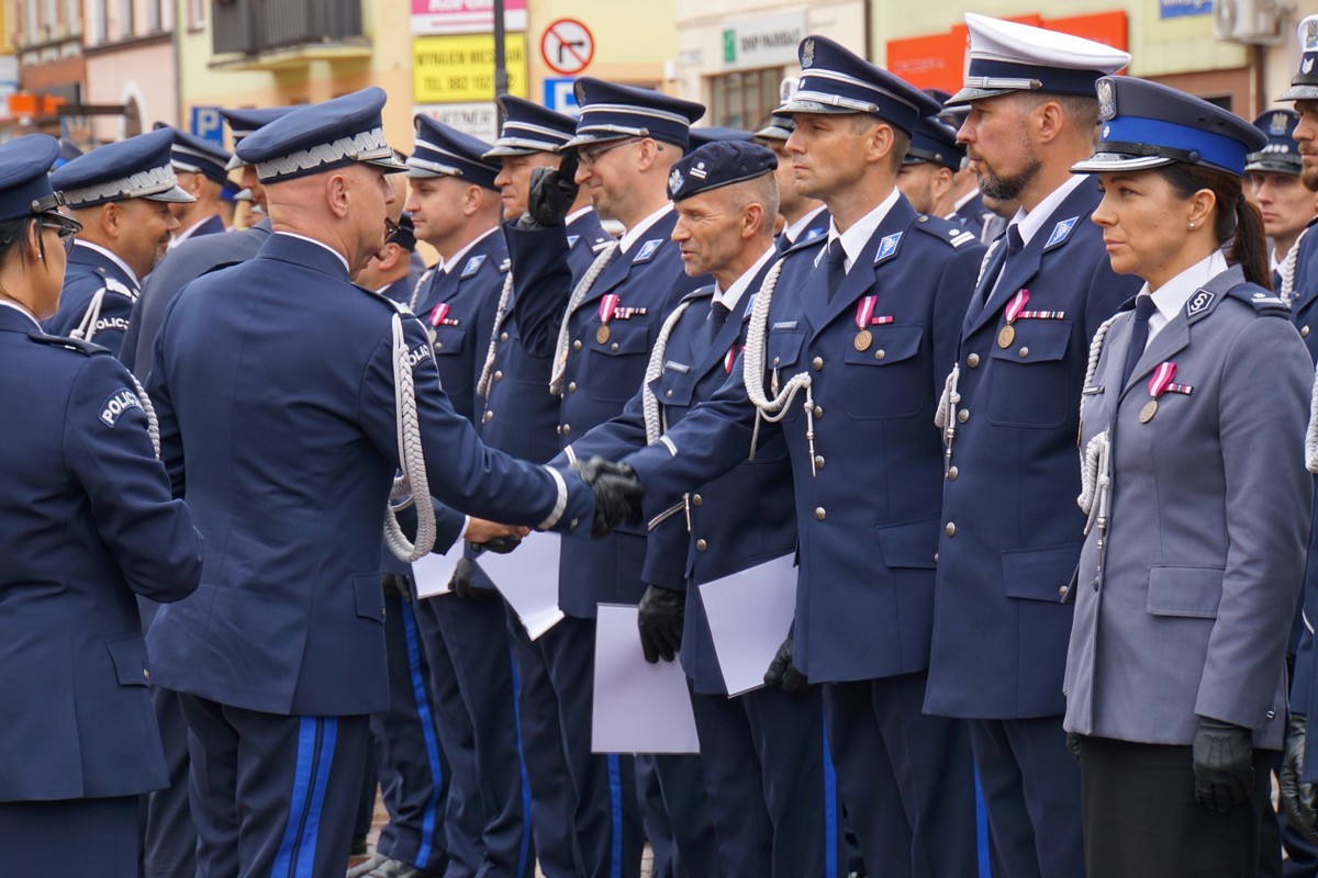 Policjanci otrzymują awanse od generała