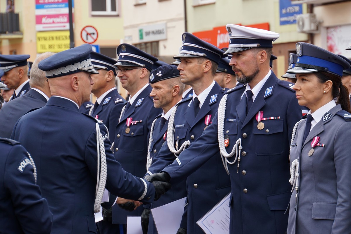 Policjanci otrzymują awanse od generała