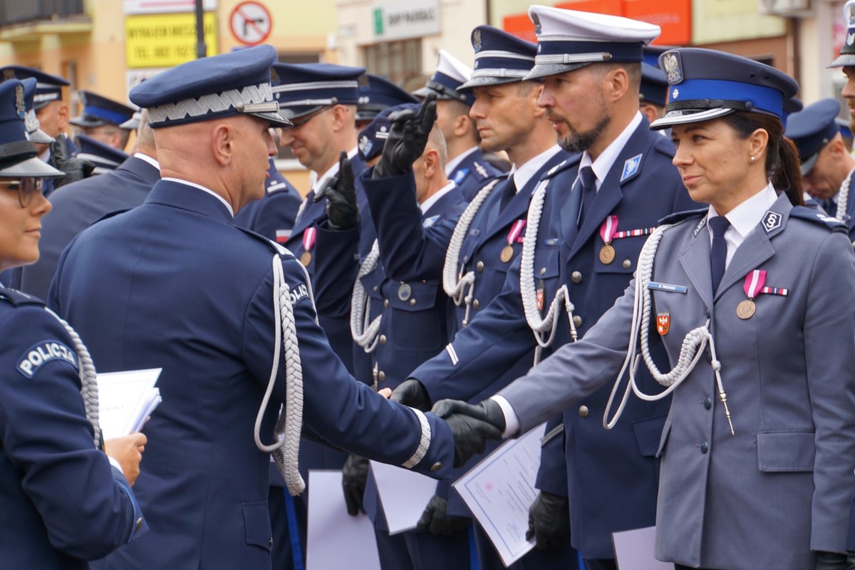 Policjanci otrzymują awanse od generała