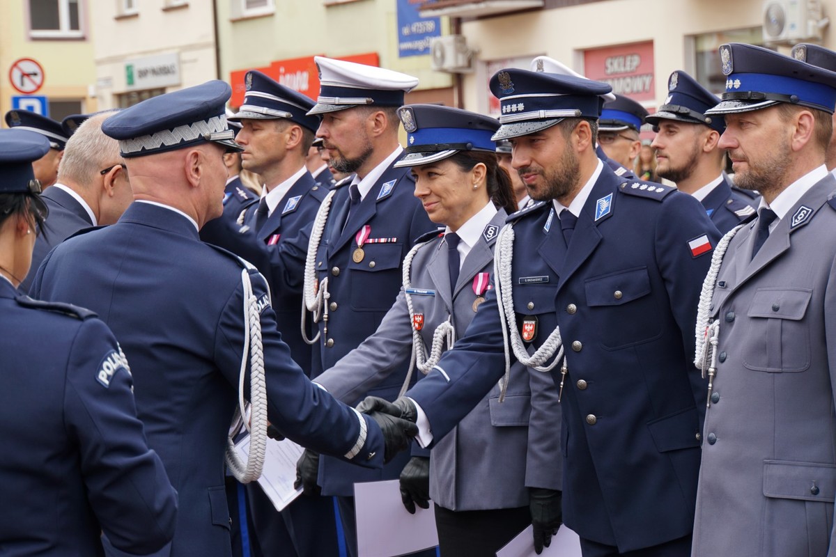 Policjanci otrzymują awanse od generała