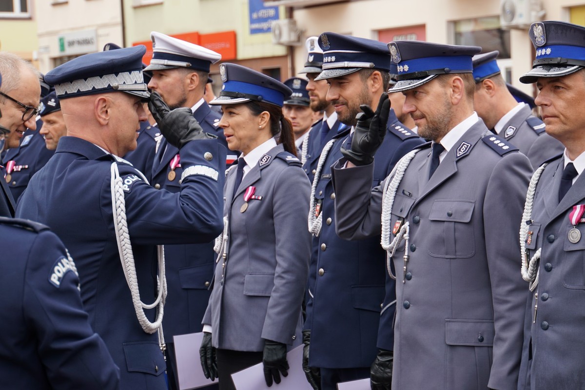 Policjanci otrzymują awanse od generała