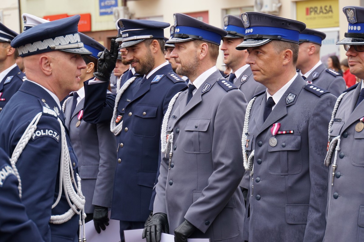 Policjanci otrzymują awanse od generała