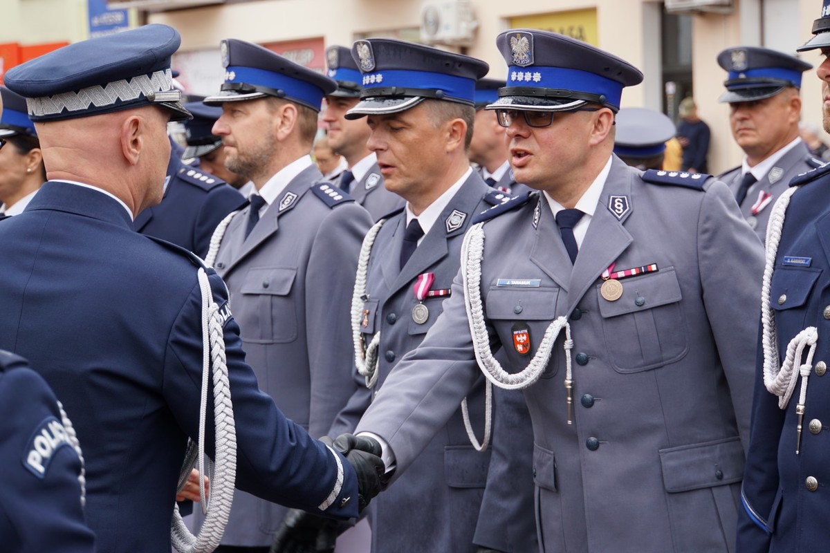 Policjanci otrzymują awanse od generała