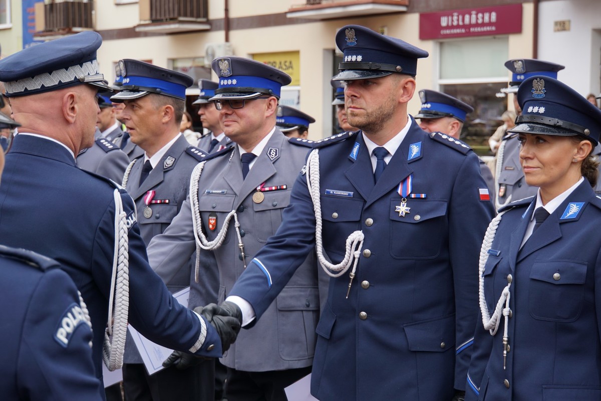 Policjanci otrzymują awanse od generała