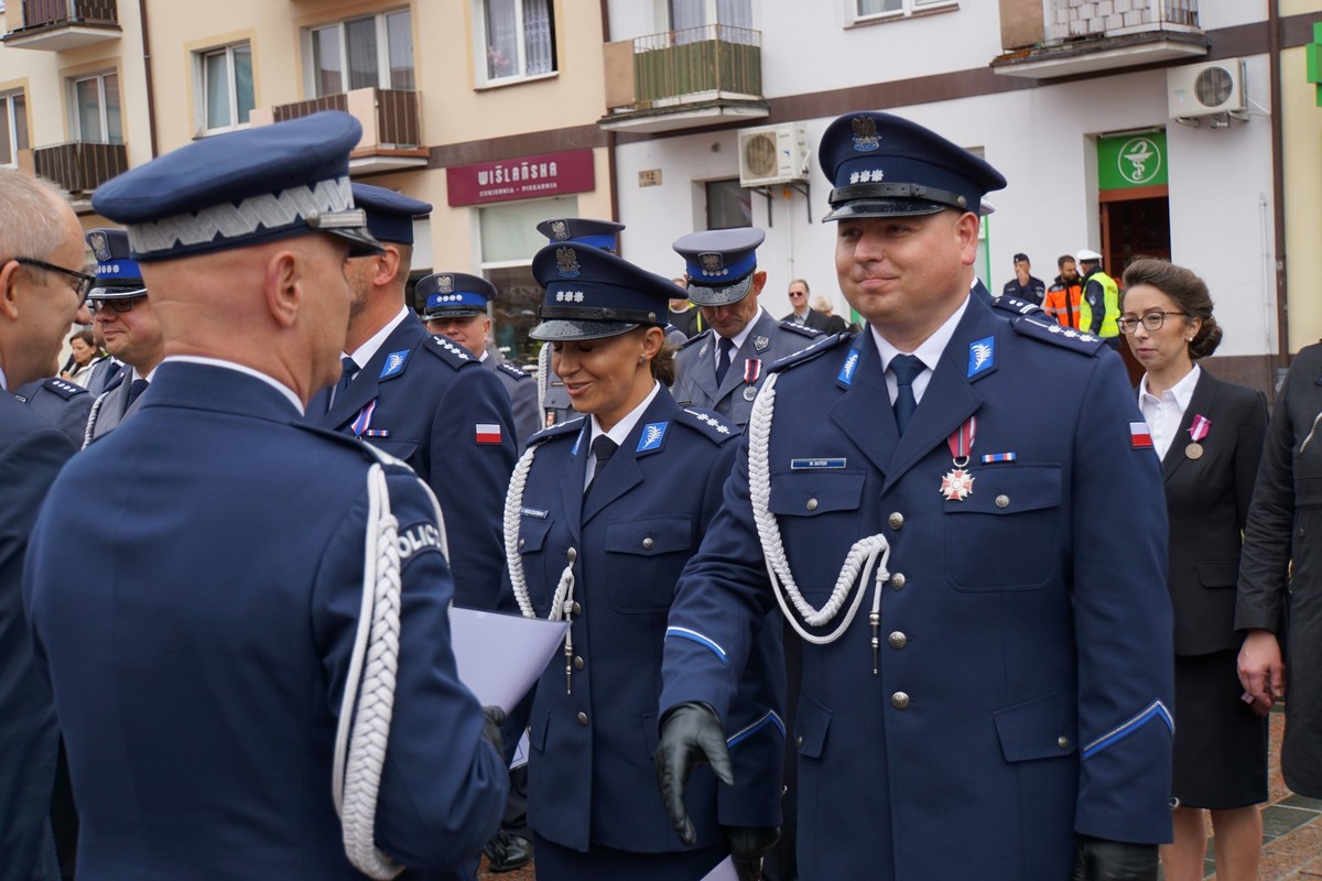 Policjanci otrzymują awanse od generała