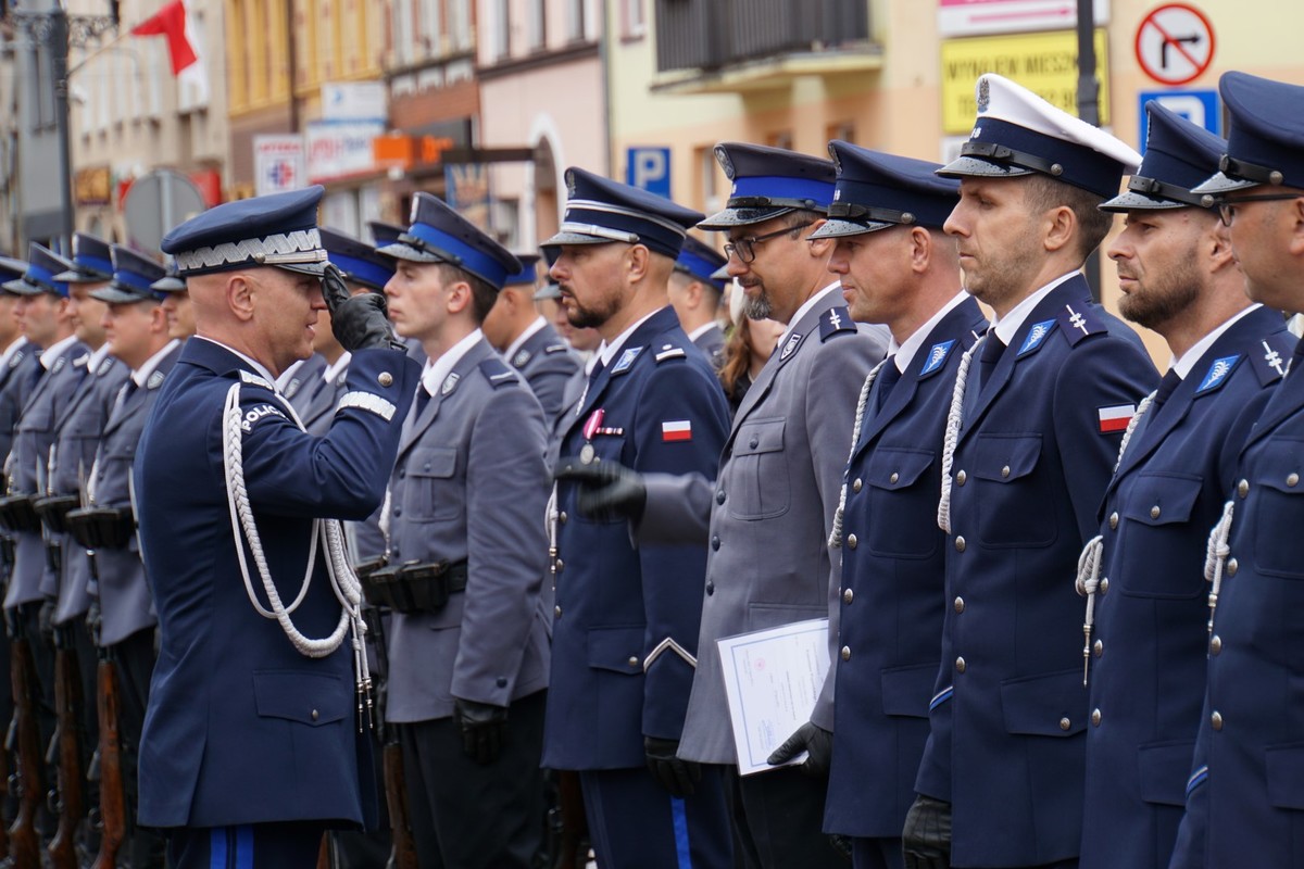 Policjanci otrzymują awanse od generała