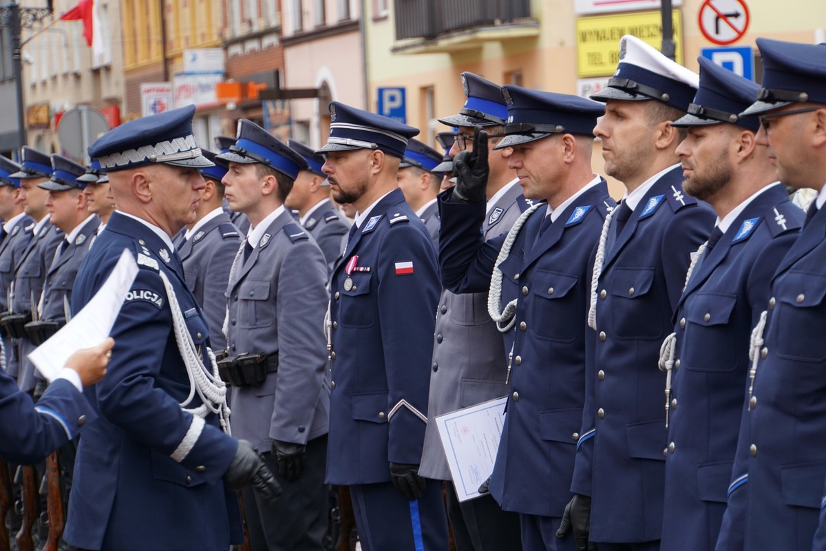 Policjanci otrzymują awanse od generała