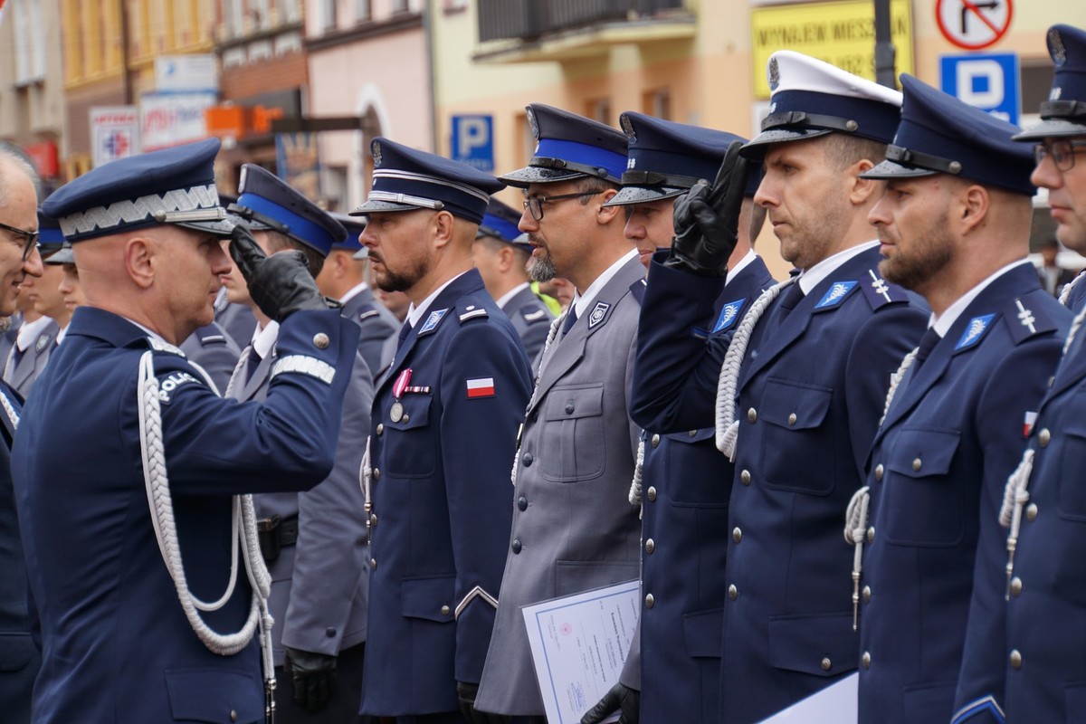 Policjanci otrzymują awanse od generała