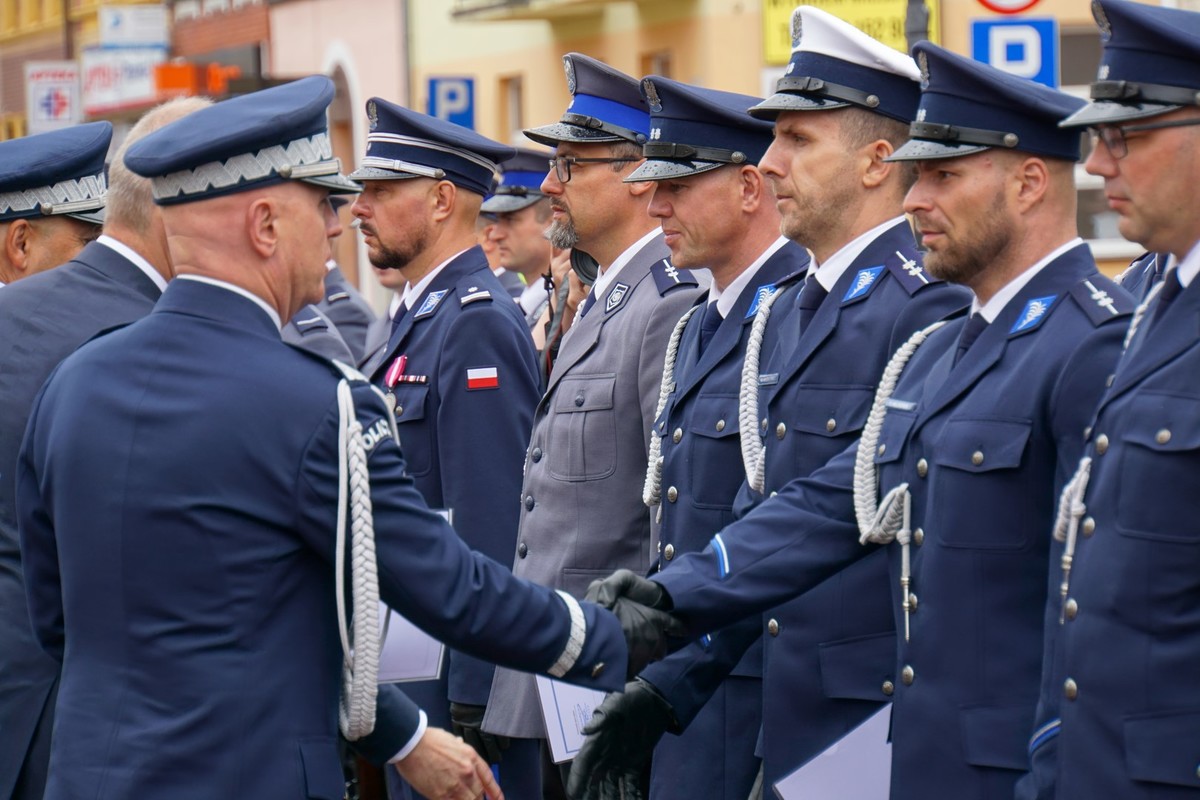 Policjanci otrzymują awanse od generała