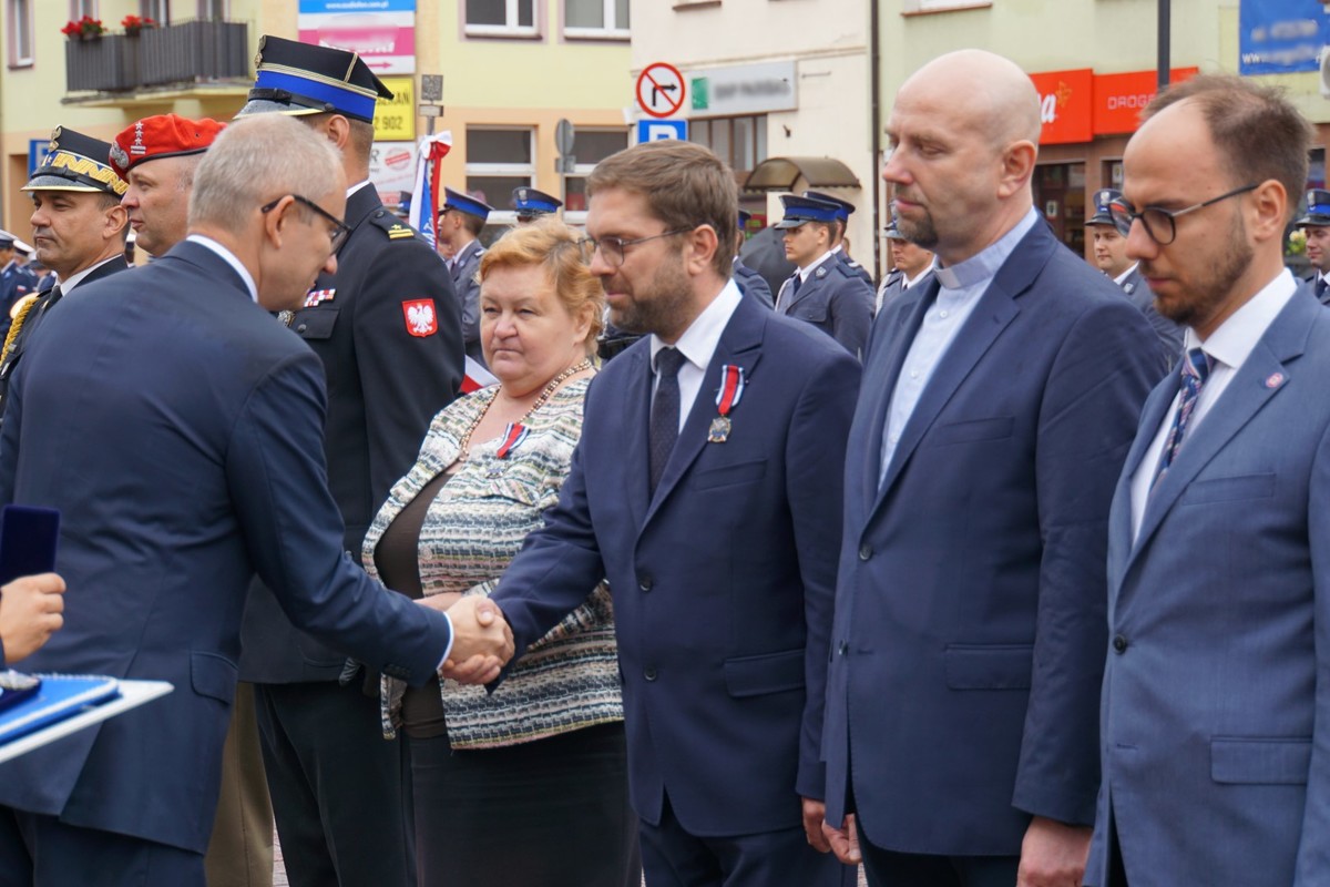 Odznaczone osoby stojące w szeregu