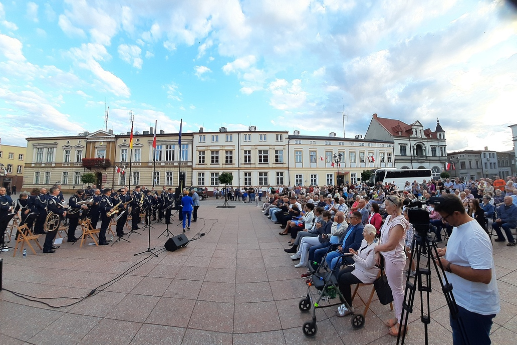 Orkiestra podczas występu na placu w mieście