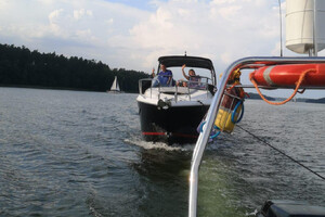 Holowana łódź na wodzie