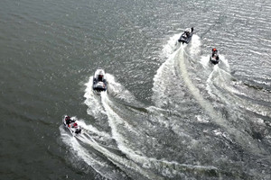 Policyjne łodzie na jeziorze, widok z góry