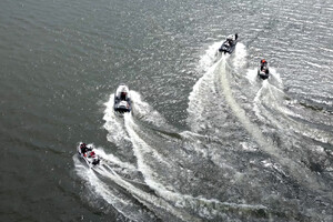 Policyjne łodzie na jeziorze, widok z góry